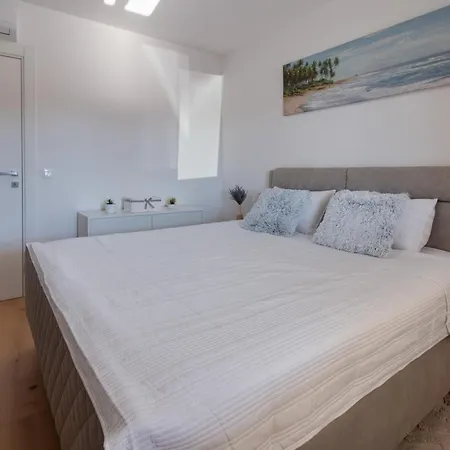 Apartamento Superior Tibor With A Grand Terrace
